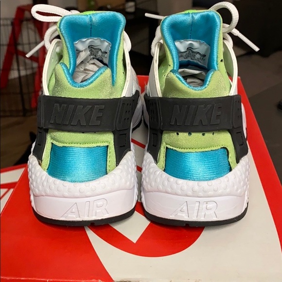 WMNS Nike Air Huaraches - Picture 4 of 7